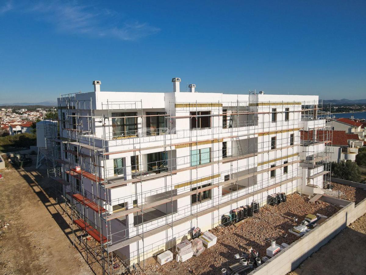 Prodamo prostoren apartma v pritličju novogradnje, Vodice