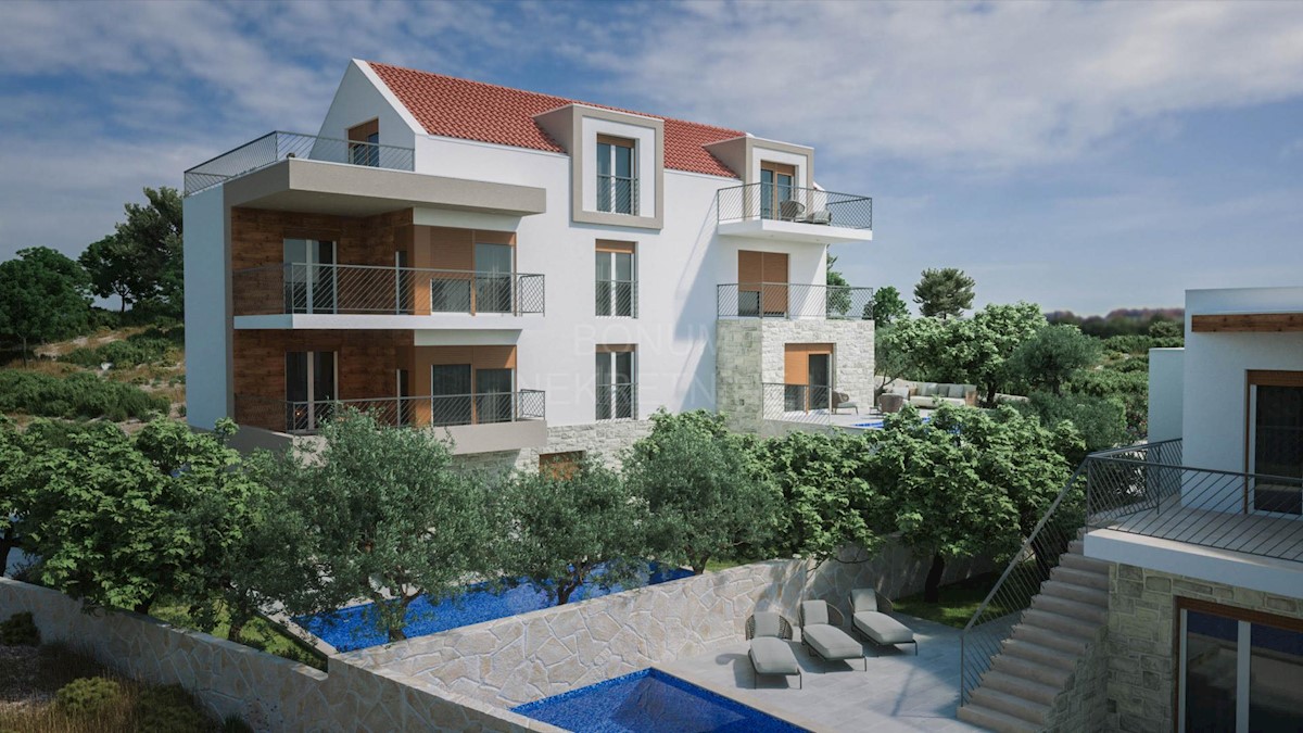 Čudovit apartma z vrtom in bazenom blizu morja, Rogoznica