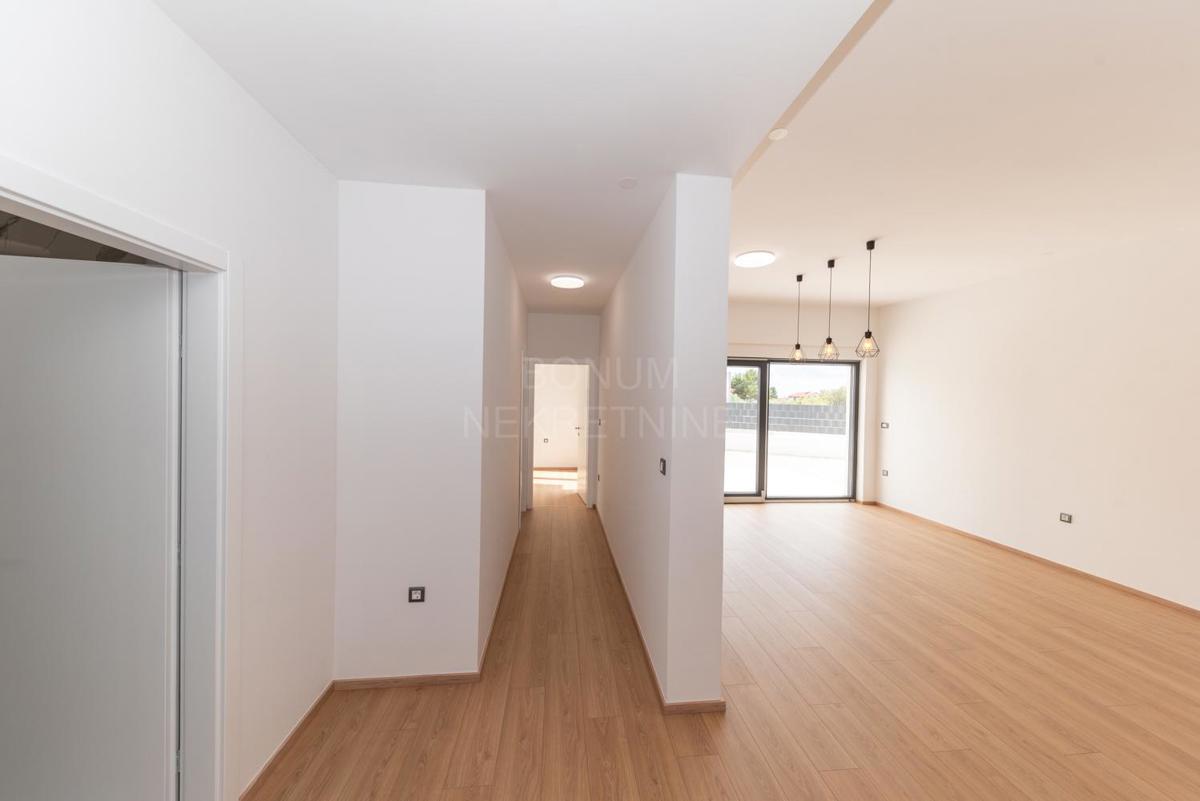 Apartma v pritličju stavbe z dvoriščem, Vodice