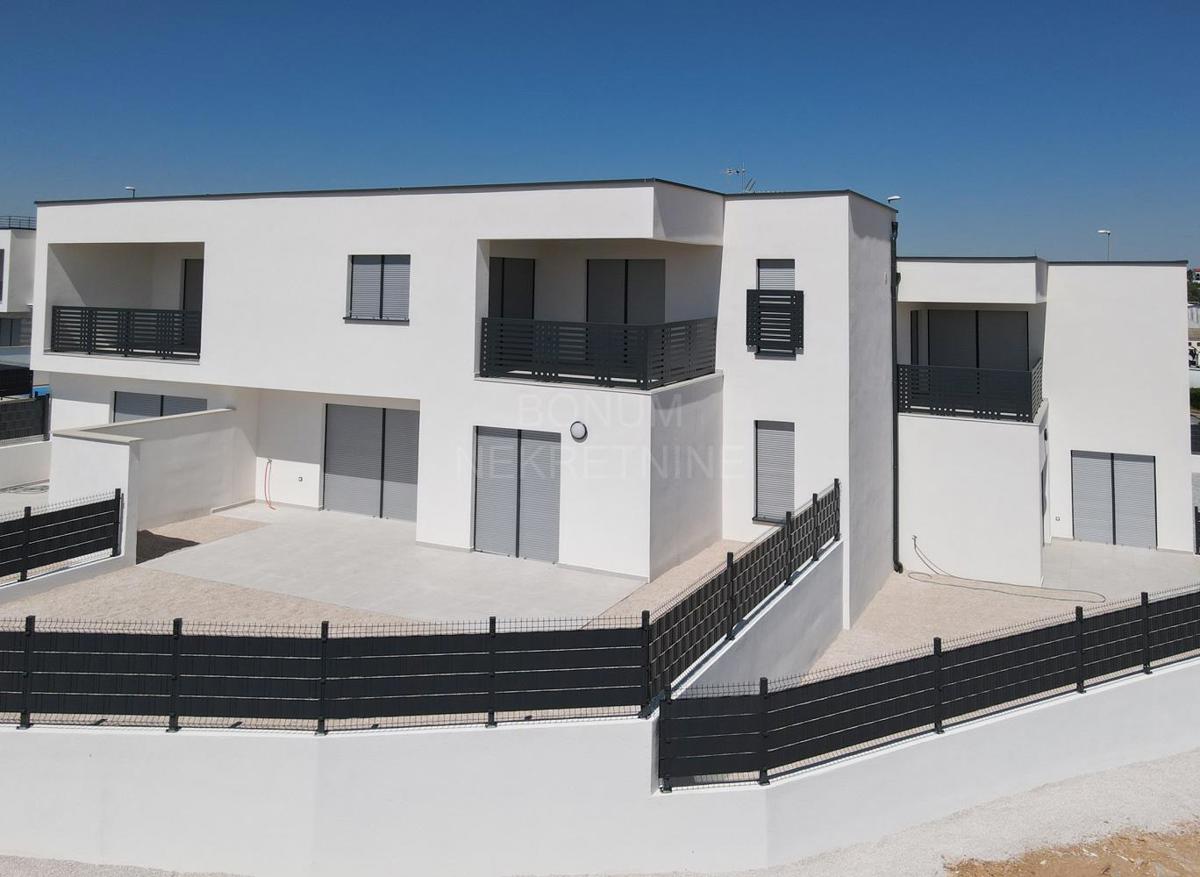 Apartma v pritličju stavbe z dvoriščem, Vodice