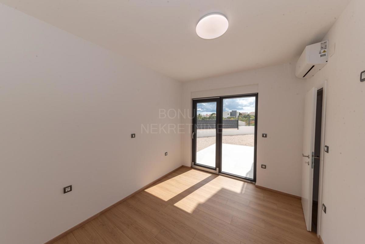 Apartma v pritličju stavbe z dvoriščem, Vodice
