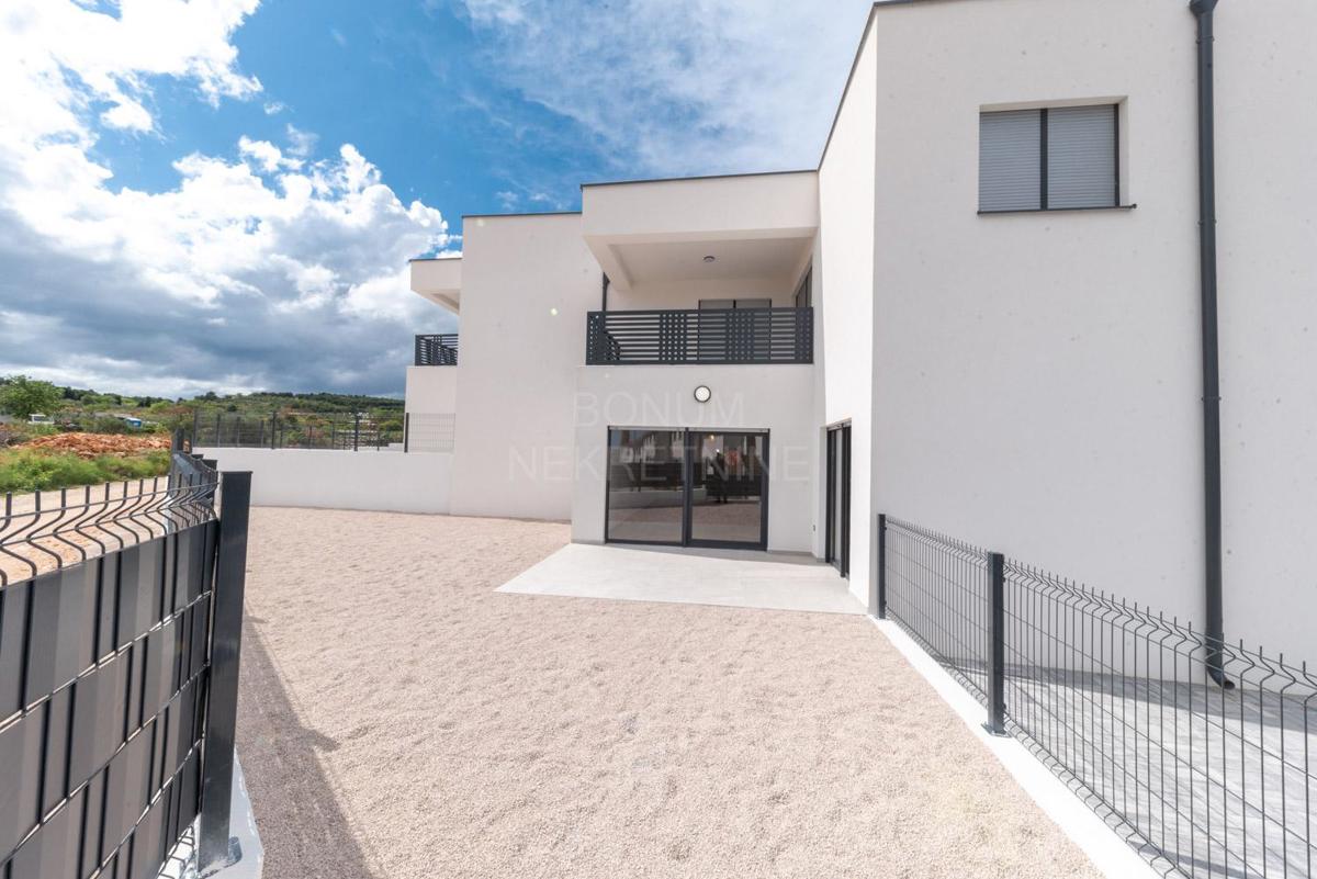 Apartma v pritličju stavbe z dvoriščem, Vodice