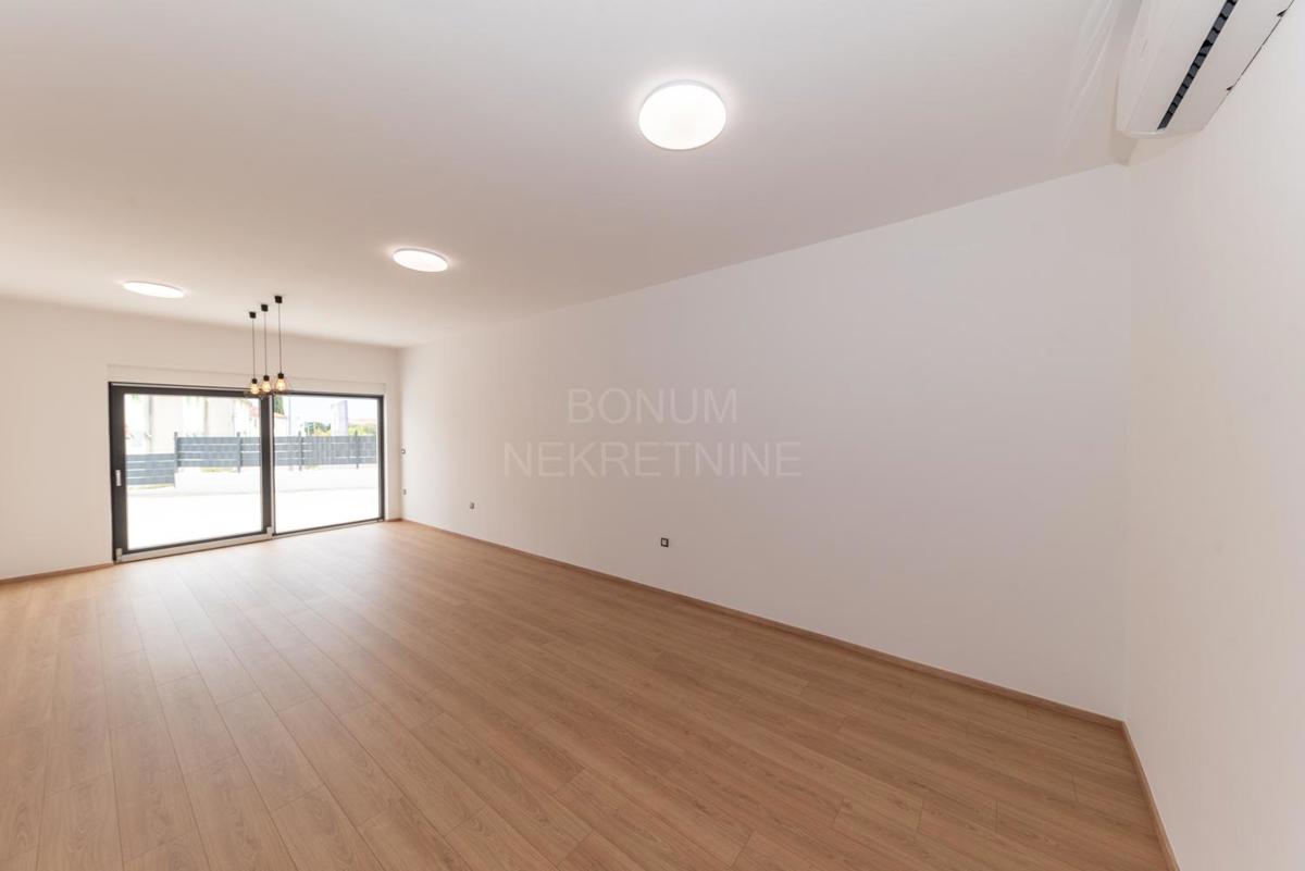Apartma v pritličju stavbe z dvoriščem, Vodice