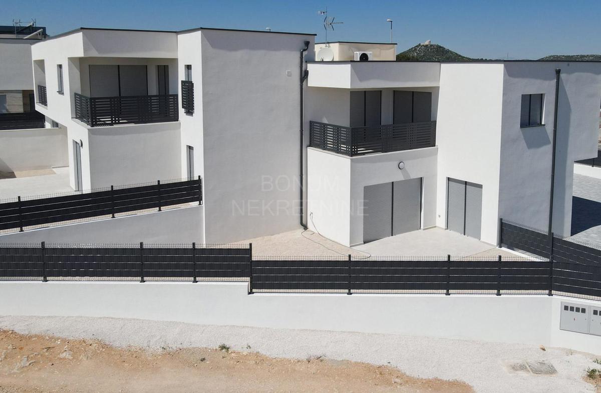 Apartma v pritličju stavbe z dvoriščem, Vodice
