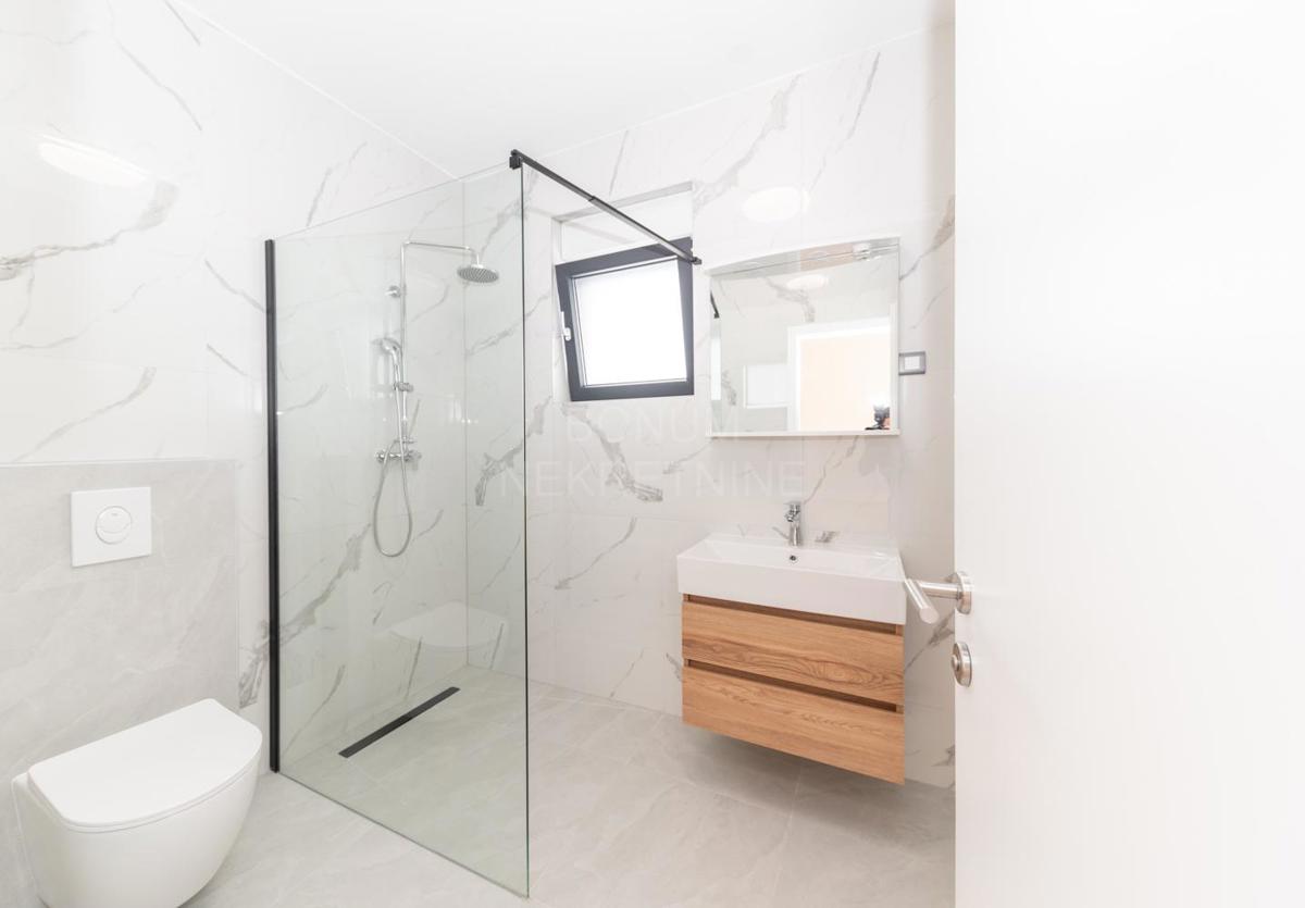 Apartma v pritličju stavbe z dvoriščem, Vodice