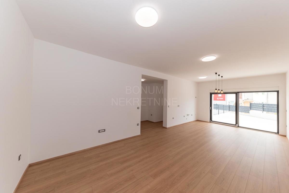 Apartma v pritličju stavbe z dvoriščem, Vodice