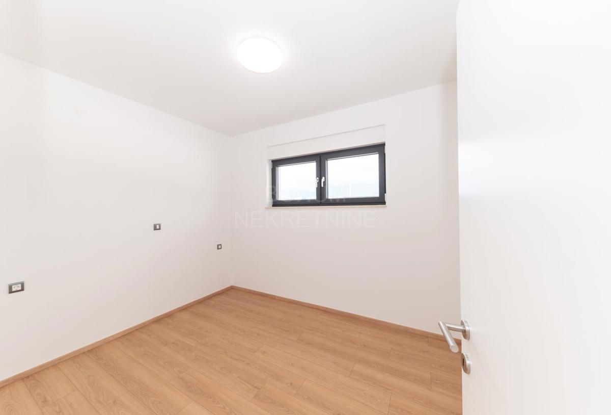 Apartma v pritličju stavbe z dvoriščem, Vodice