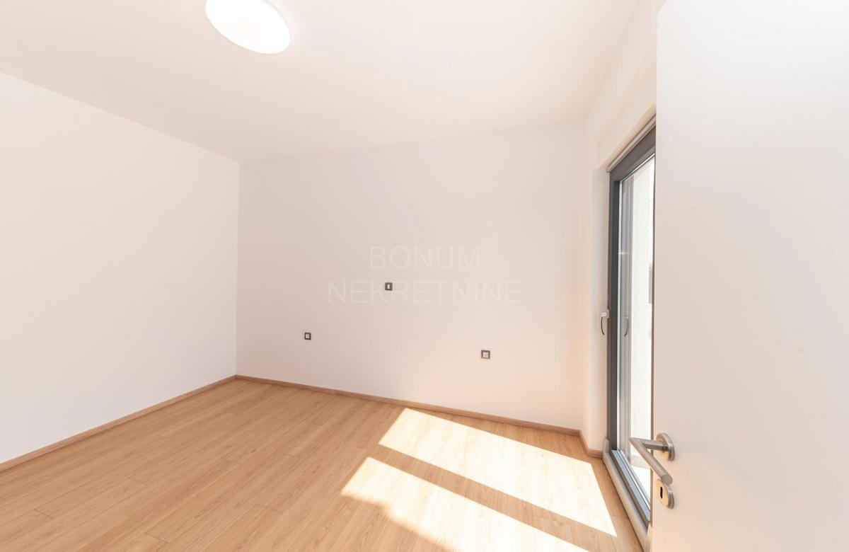 Apartma v pritličju stavbe z dvoriščem, Vodice