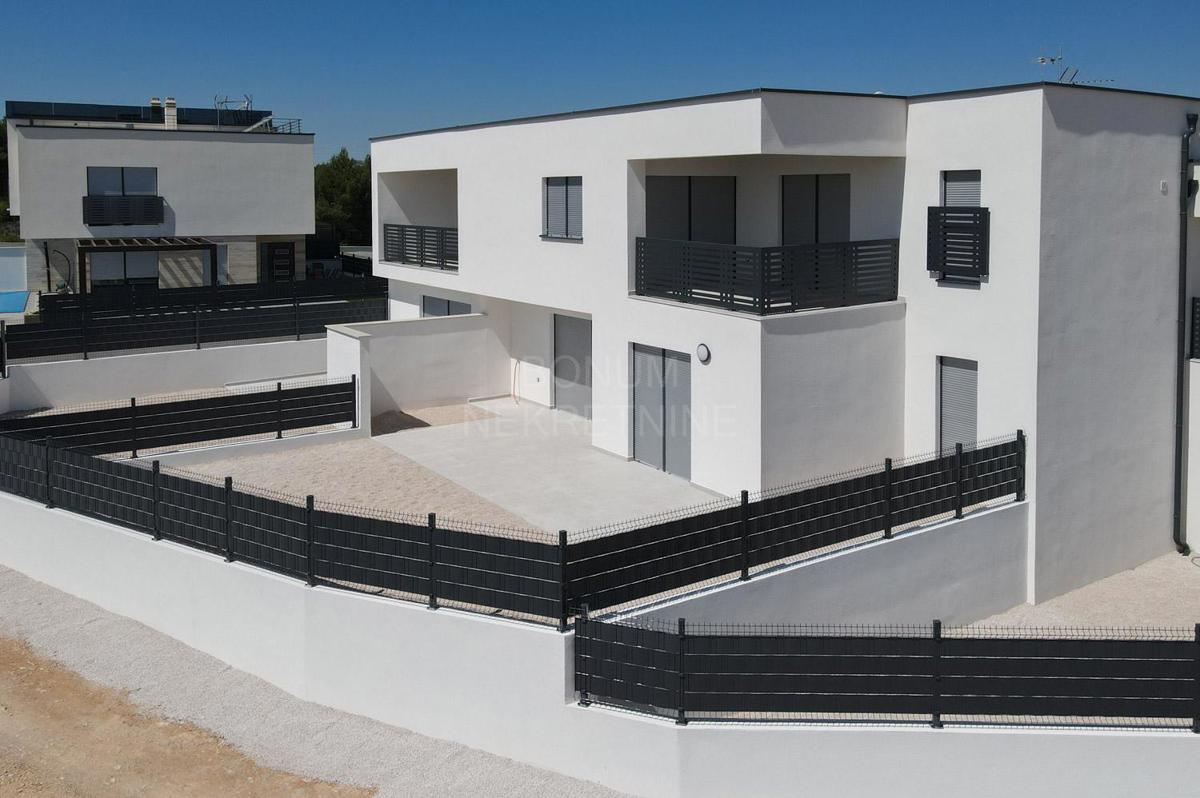 Apartma v pritličju stavbe z dvoriščem, Vodice