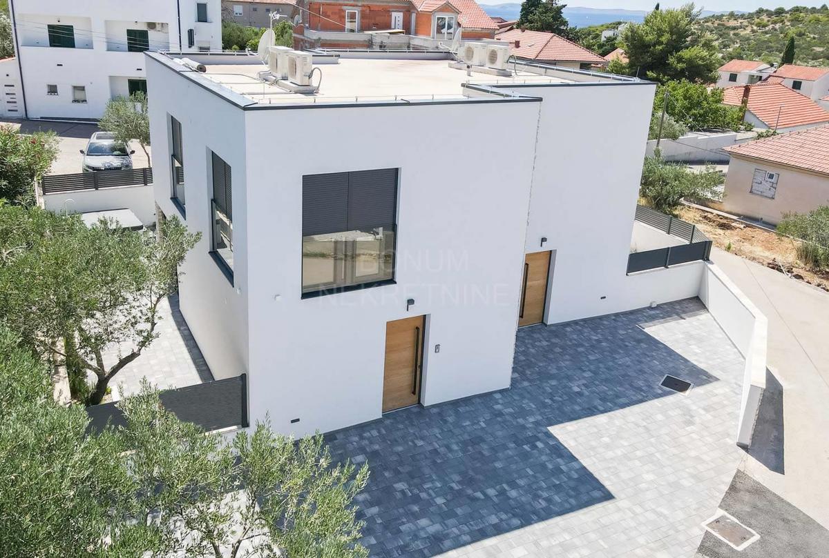  Odlična polpritlična hiša v bližini plaže, Murter