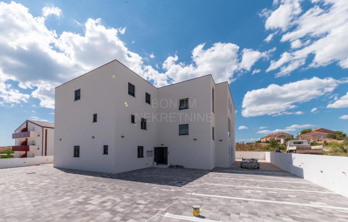 Odlično dvonadstropno stanovanje z dvoriščem, Vodice