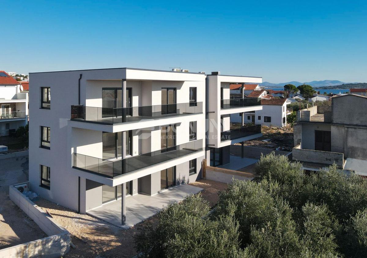  Piękny apartament z podwórkiem blisko plaży, Tribunj