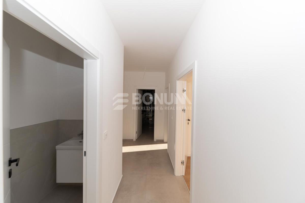  Piękny apartament z podwórkiem blisko plaży, Tribunj