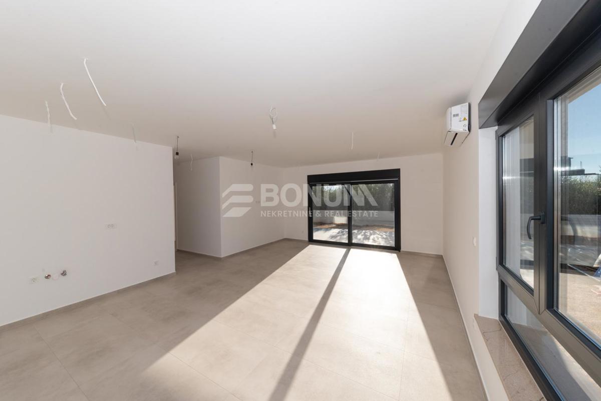  Piękny apartament z podwórkiem blisko plaży, Tribunj