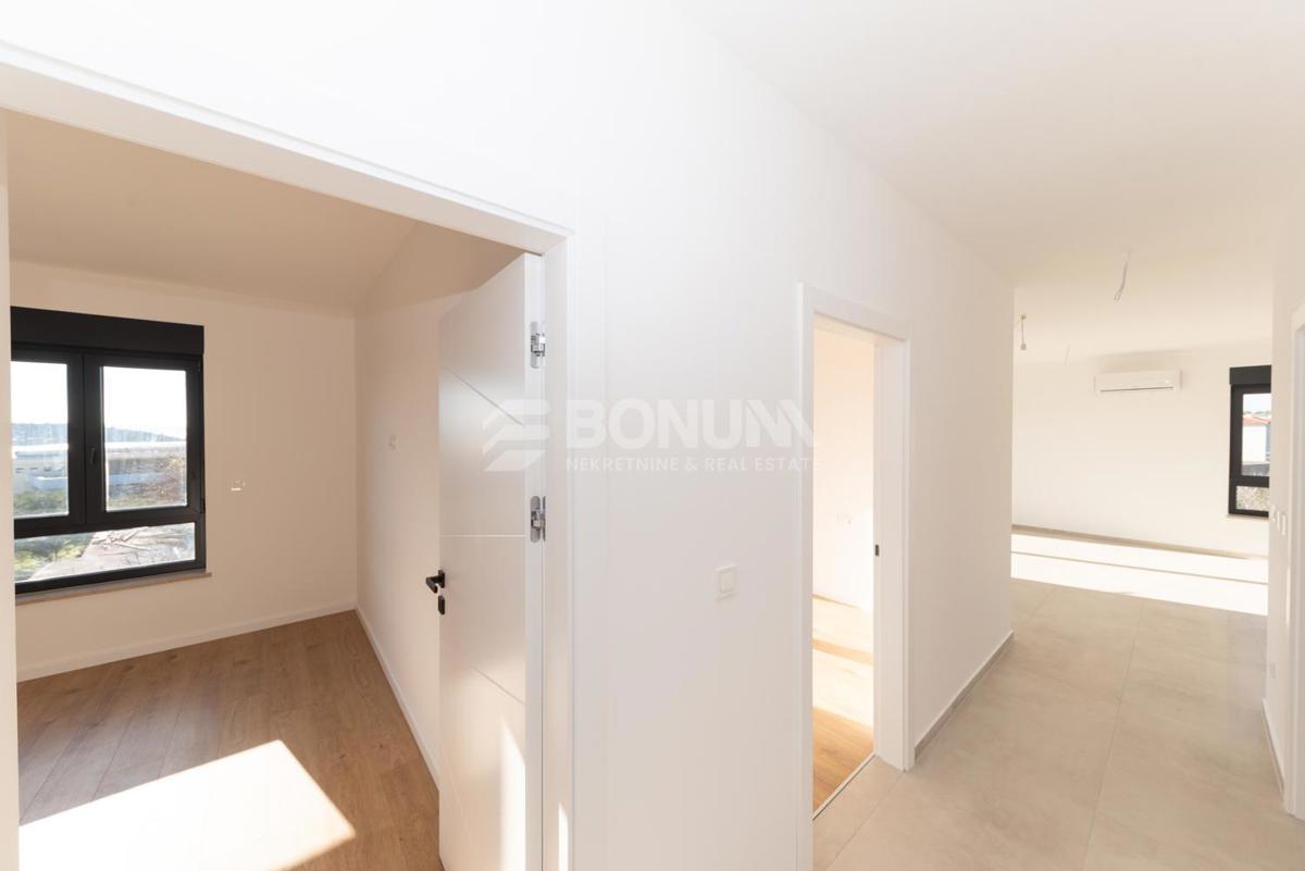  Piękny apartament z podwórkiem blisko plaży, Tribunj