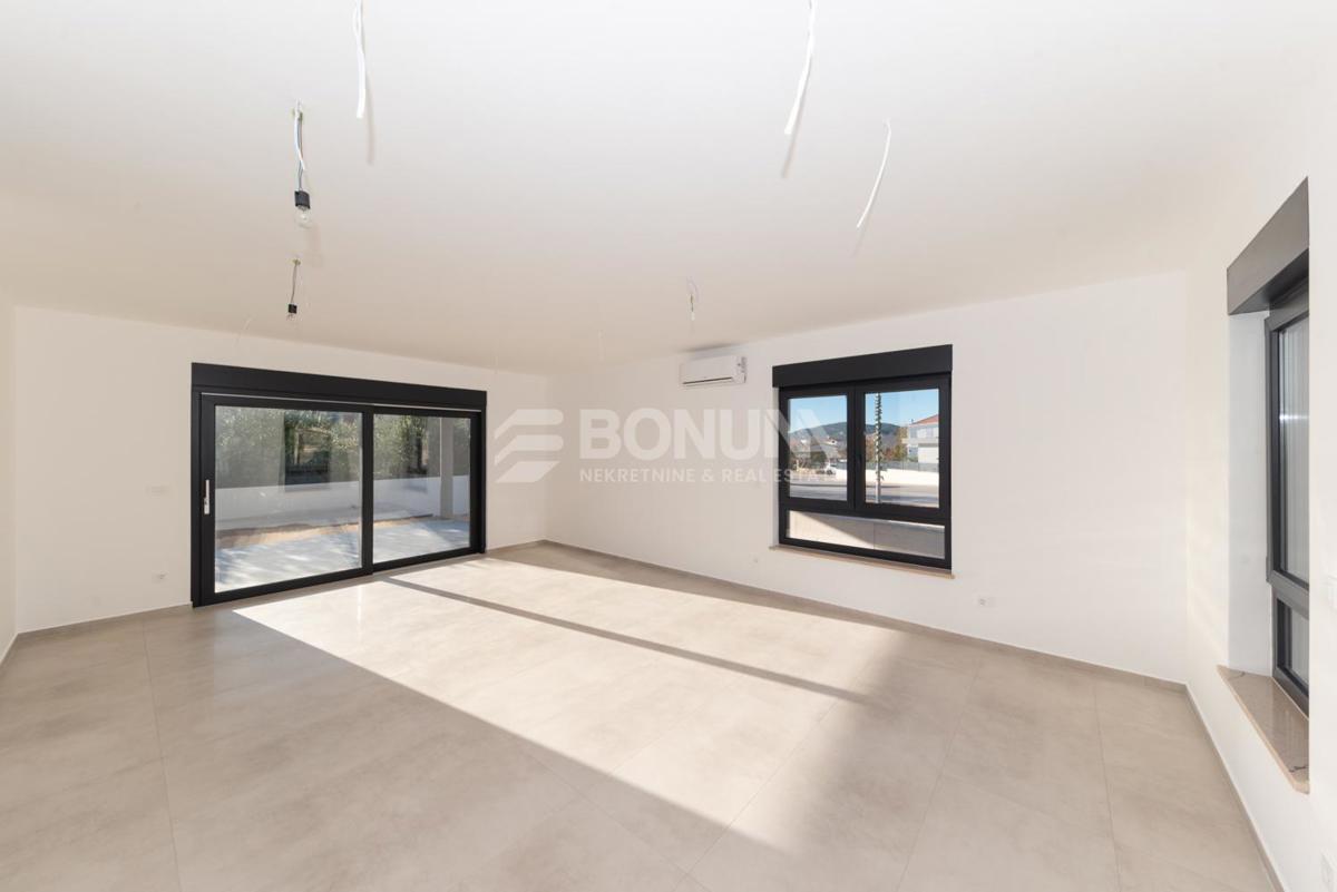  Piękny apartament z podwórkiem blisko plaży, Tribunj