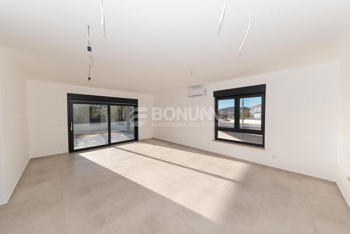  Piękny apartament z podwórkiem blisko plaży, Tribunj