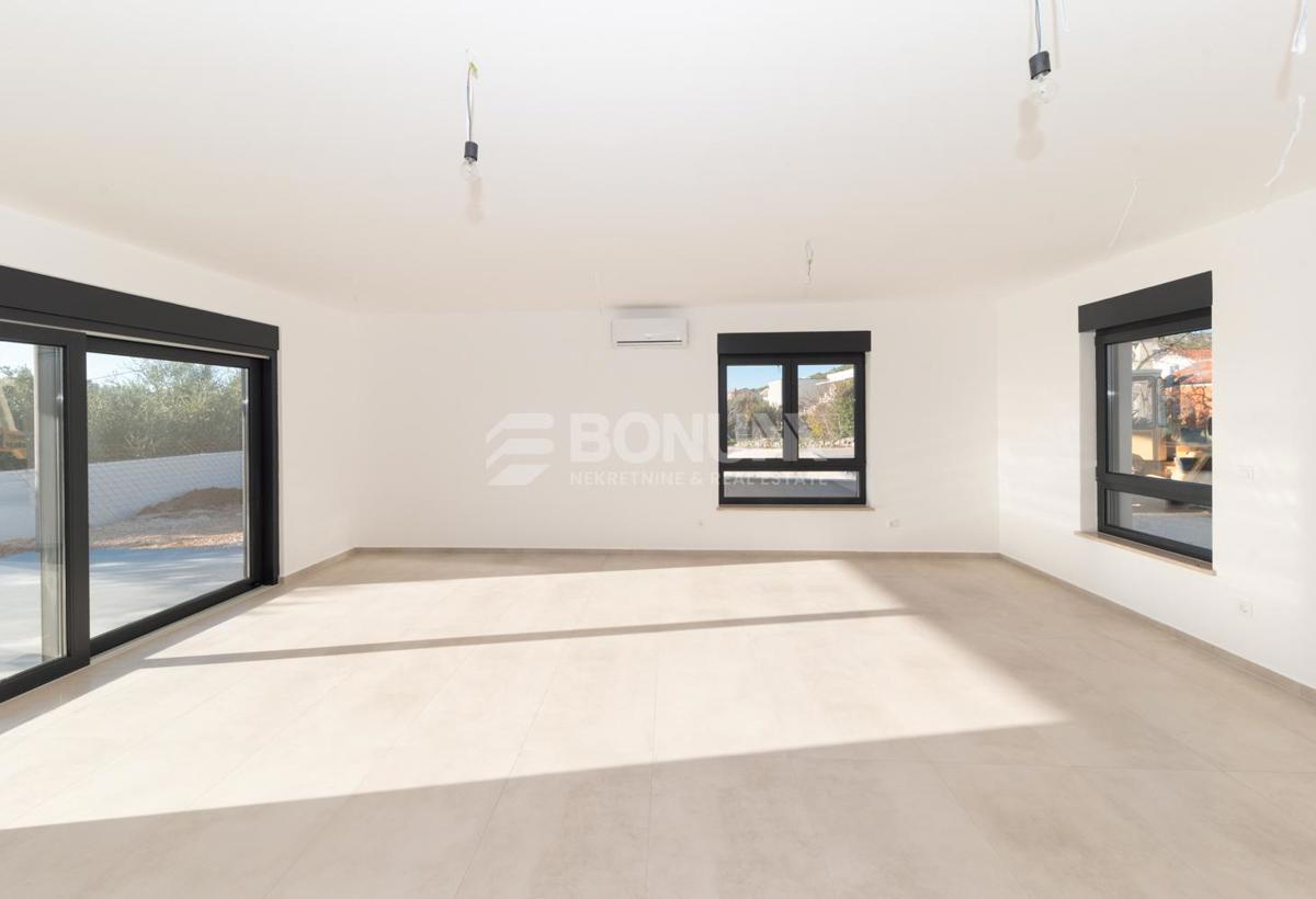  Piękny apartament z podwórkiem blisko plaży, Tribunj