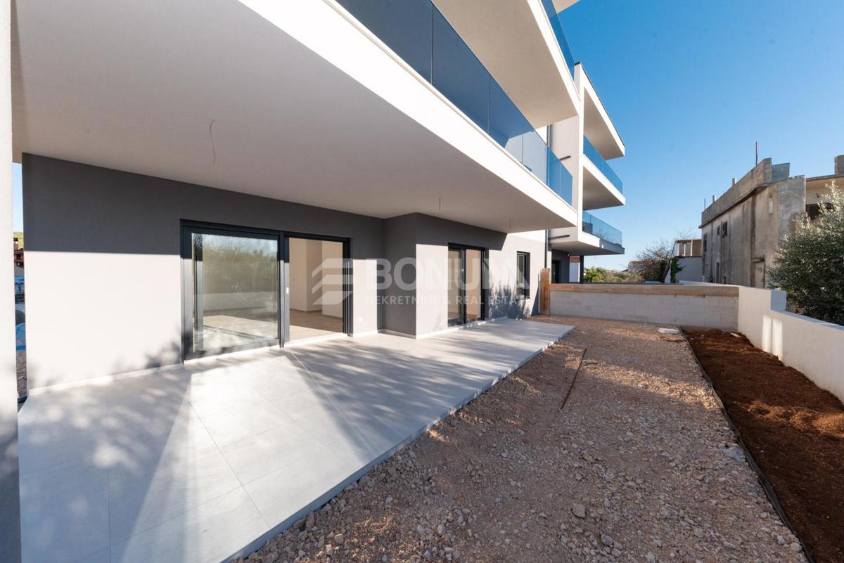  Piękny apartament z podwórkiem blisko plaży, Tribunj