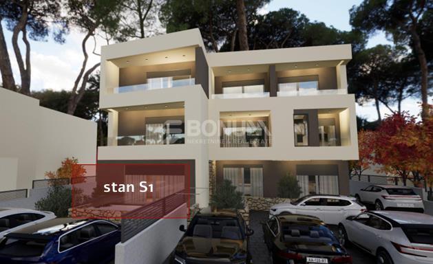 Brodarica – Prostorno družinsko stanovanje z vrtom v pritličju, 130 m od morja