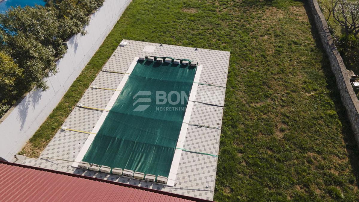 Privlaka – Samostojna hiša z bazenom in dvema stanovanjema na veliki parceli