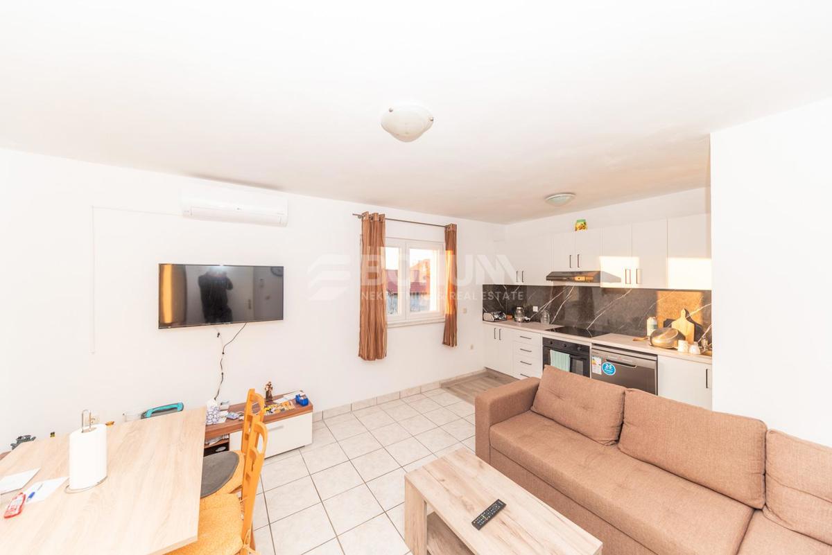 Privlaka – Samostojna hiša z bazenom in dvema stanovanjema na veliki parceli