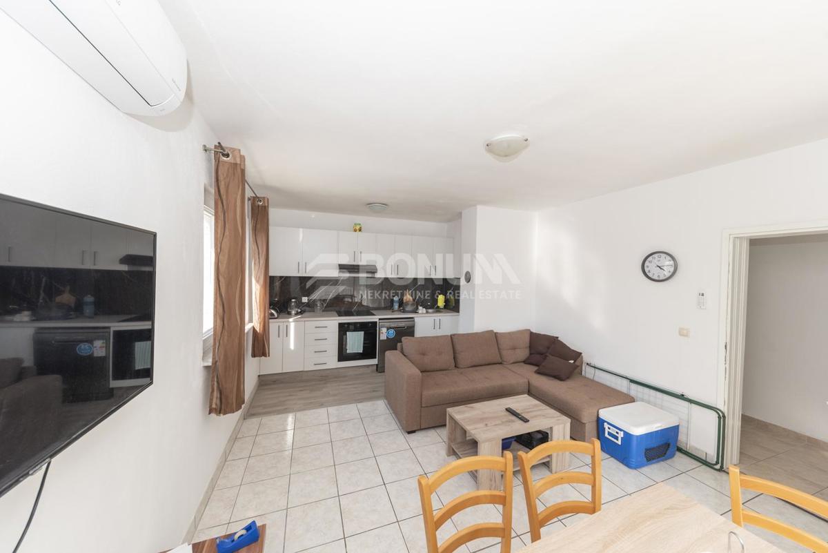 Privlaka – Samostojna hiša z bazenom in dvema stanovanjema na veliki parceli