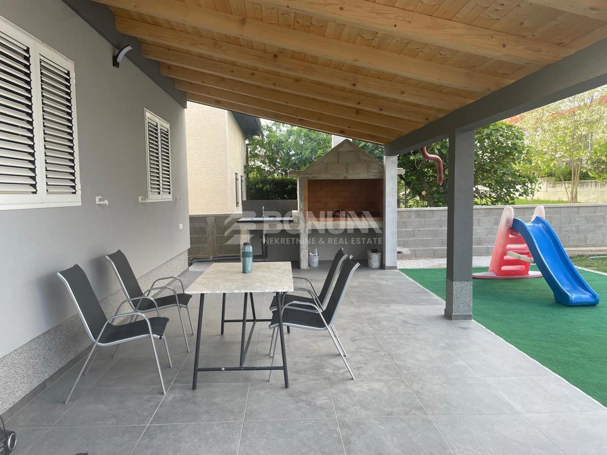 Privlaka – Samostojna hiša z bazenom in dvema stanovanjema na veliki parceli