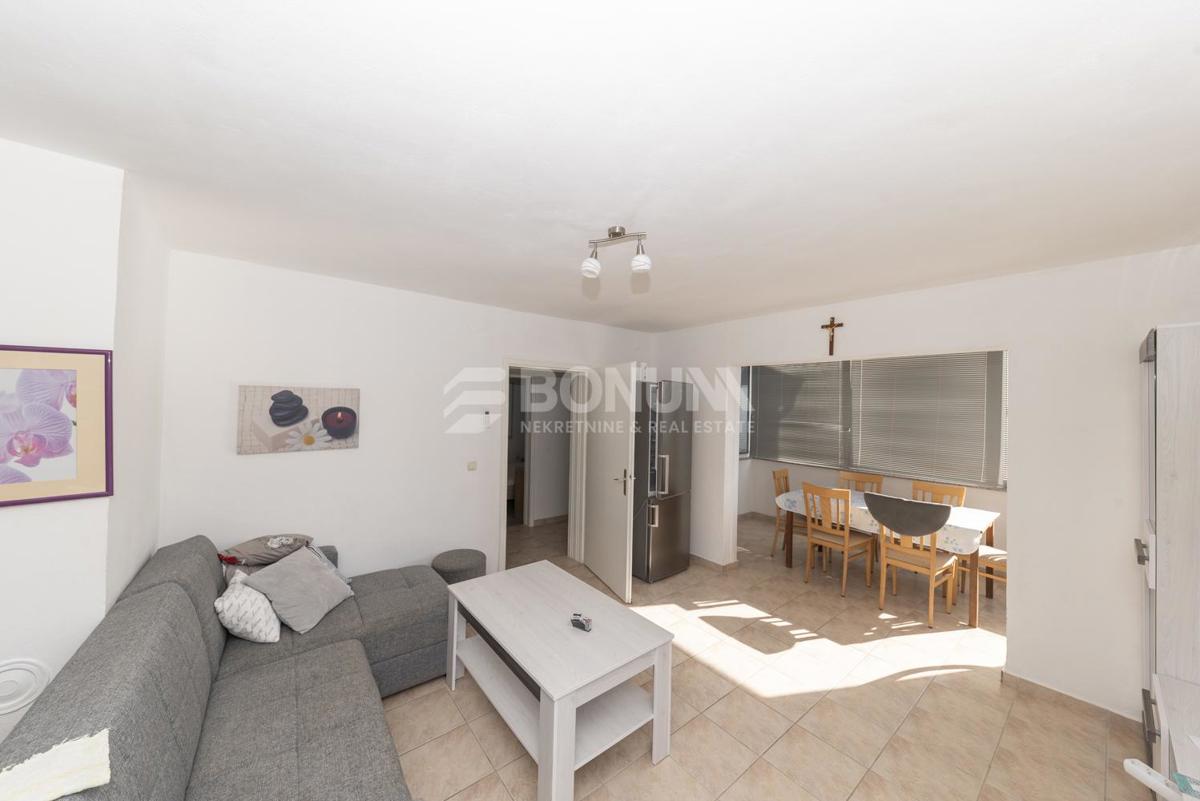 Privlaka – Samostojna hiša z bazenom in dvema stanovanjema na veliki parceli