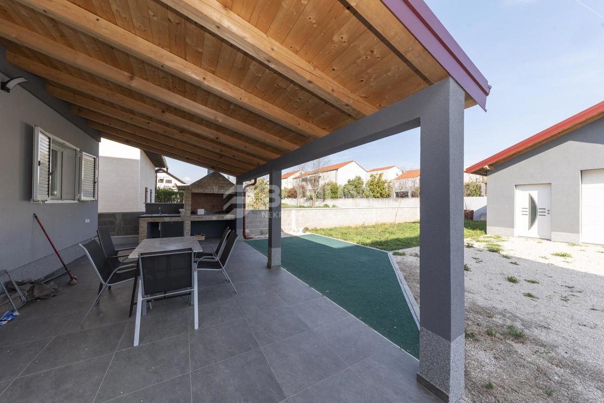 Privlaka – Samostojna hiša z bazenom in dvema stanovanjema na veliki parceli