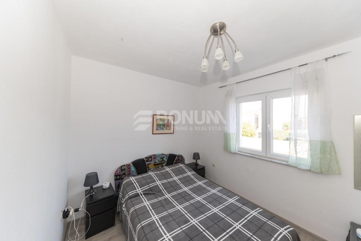 Privlaka – Samostojna hiša z bazenom in dvema stanovanjema na veliki parceli