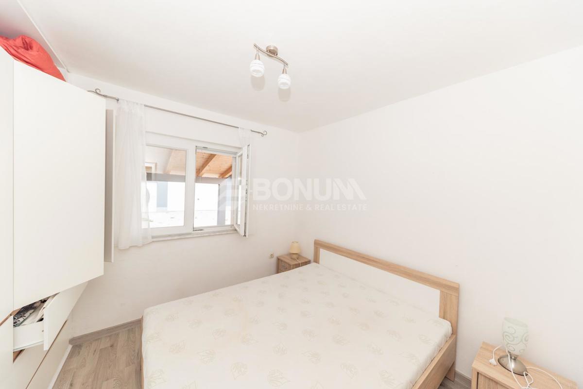 Privlaka – Samostojna hiša z bazenom in dvema stanovanjema na veliki parceli