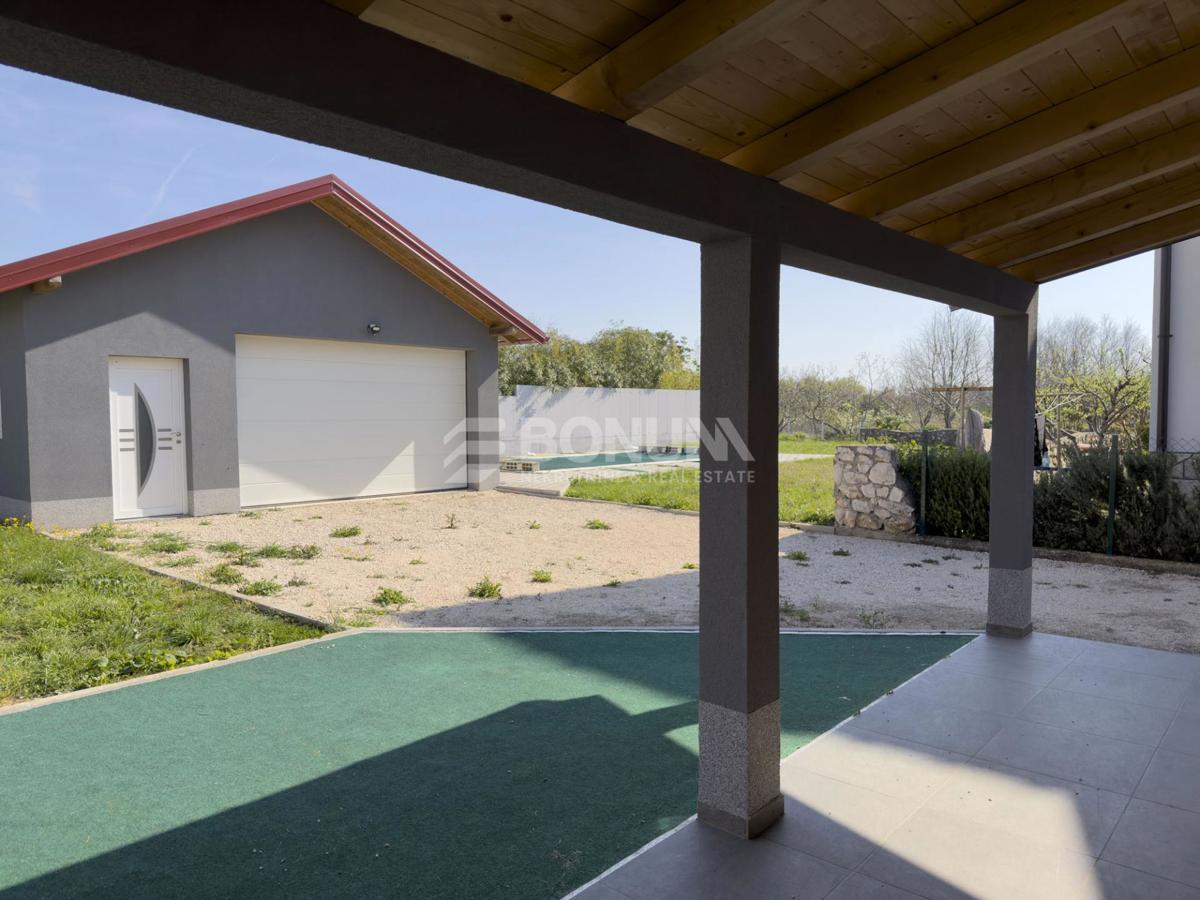 Privlaka – Samostojna hiša z bazenom in dvema stanovanjema na veliki parceli