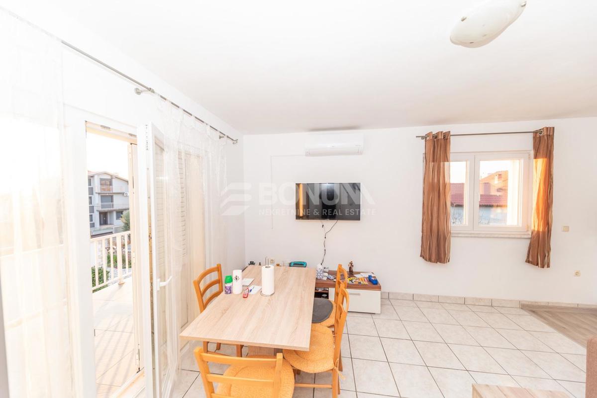 Privlaka – Samostojna hiša z bazenom in dvema stanovanjema na veliki parceli