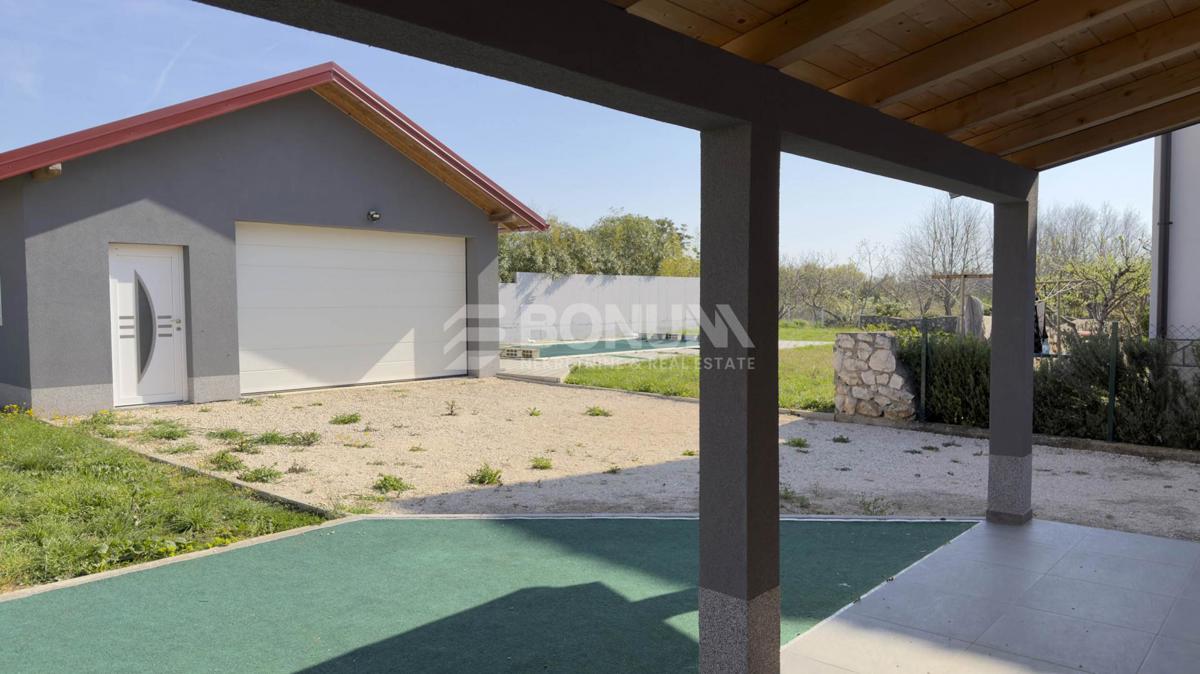 Privlaka – Samostojna hiša z bazenom in dvema stanovanjema na veliki parceli