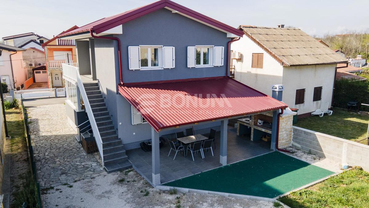 Privlaka – Samostojna hiša z bazenom in dvema stanovanjema na veliki parceli