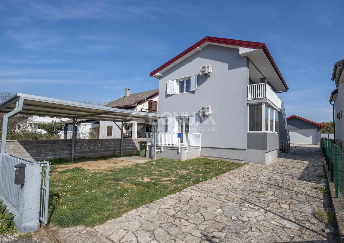 Privlaka – Samostojna hiša z bazenom in dvema stanovanjema na veliki parceli