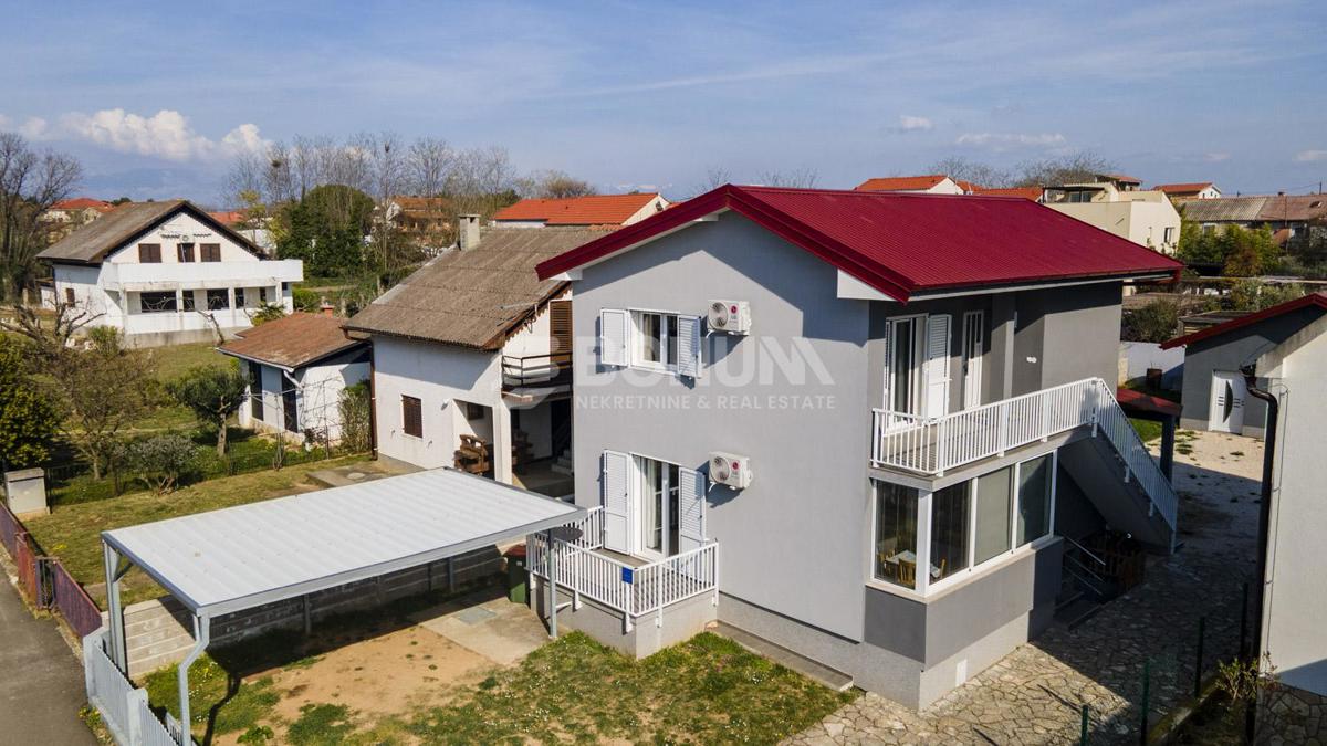 Privlaka – Samostojna hiša z bazenom in dvema stanovanjema na veliki parceli