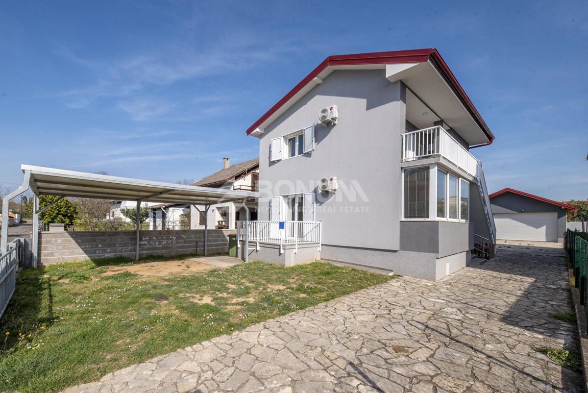 Privlaka – Samostojna hiša z bazenom in dvema stanovanjema na veliki parceli