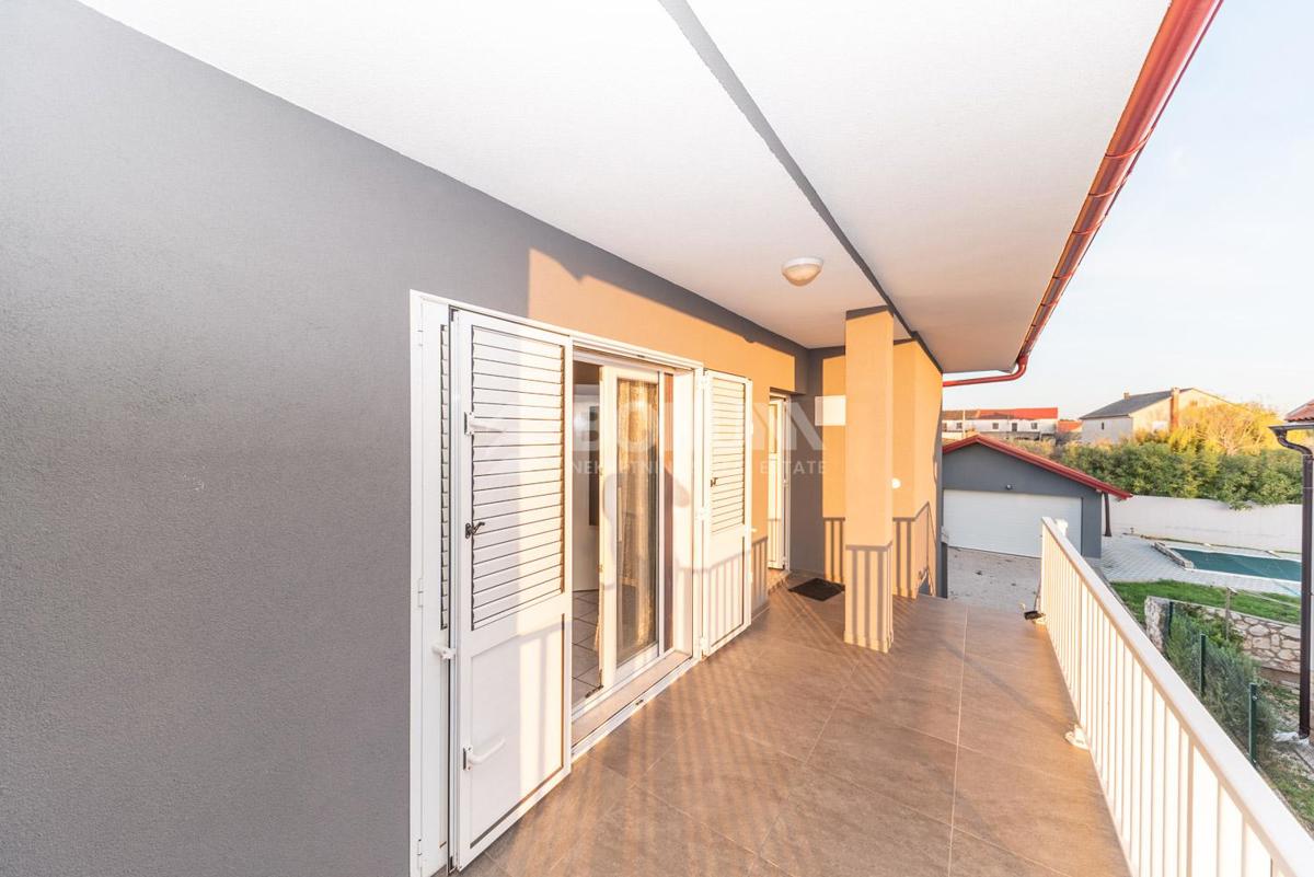 Privlaka – Samostojna hiša z bazenom in dvema stanovanjema na veliki parceli