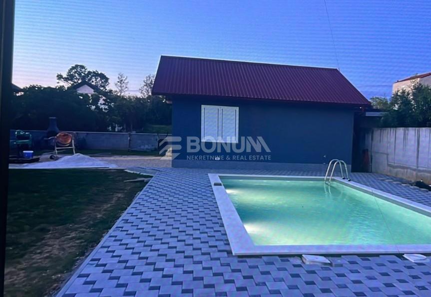 Privlaka – Samostojna hiša z bazenom in dvema stanovanjema na veliki parceli