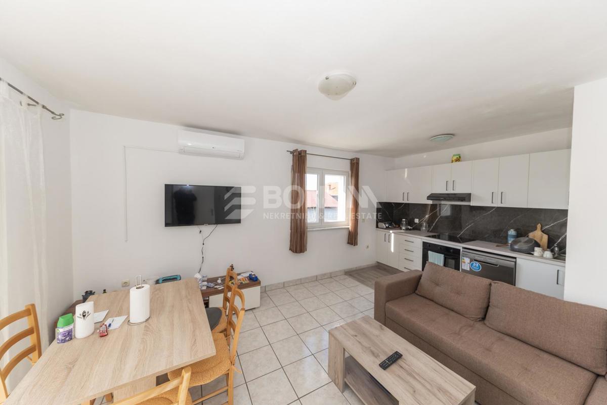 Privlaka – Samostojna hiša z bazenom in dvema stanovanjema na veliki parceli