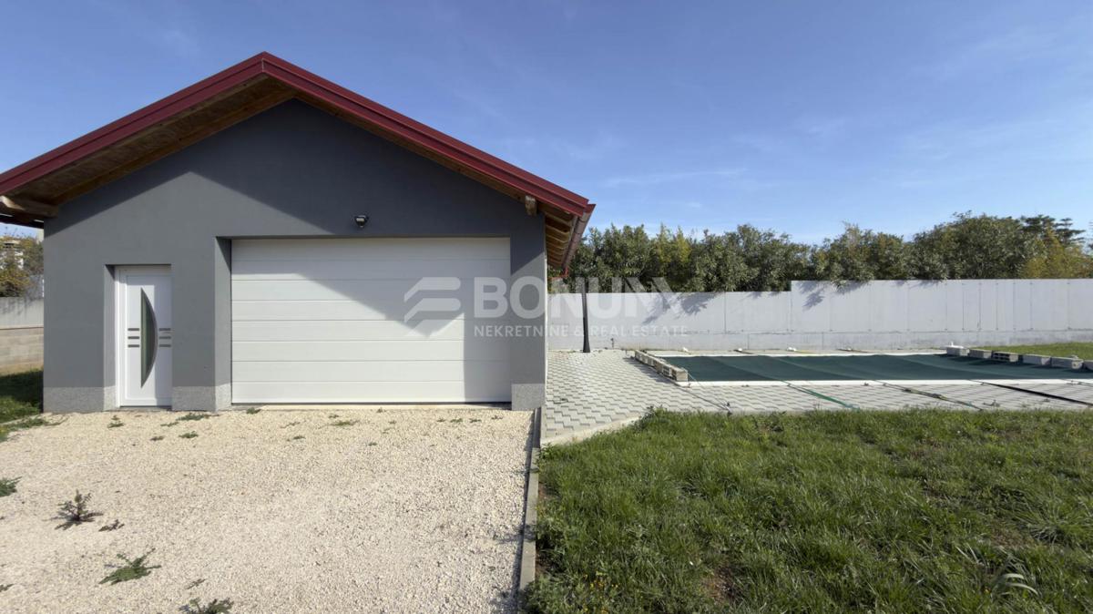 Privlaka – Samostojna hiša z bazenom in dvema stanovanjema na veliki parceli