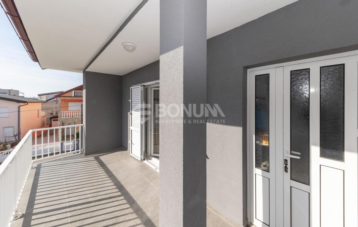 Privlaka – Samostojna hiša z bazenom in dvema stanovanjema na veliki parceli