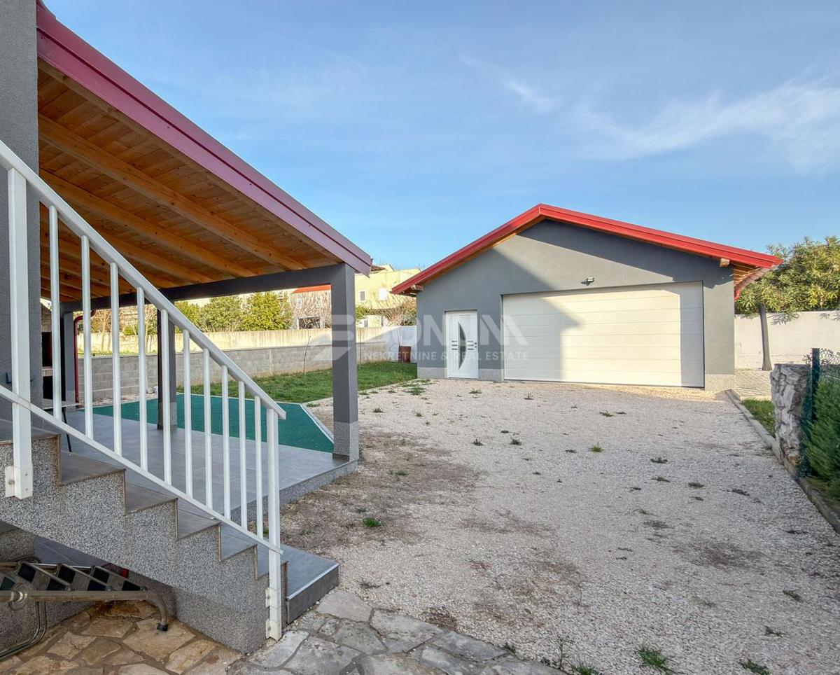 Privlaka – Samostojna hiša z bazenom in dvema stanovanjema na veliki parceli