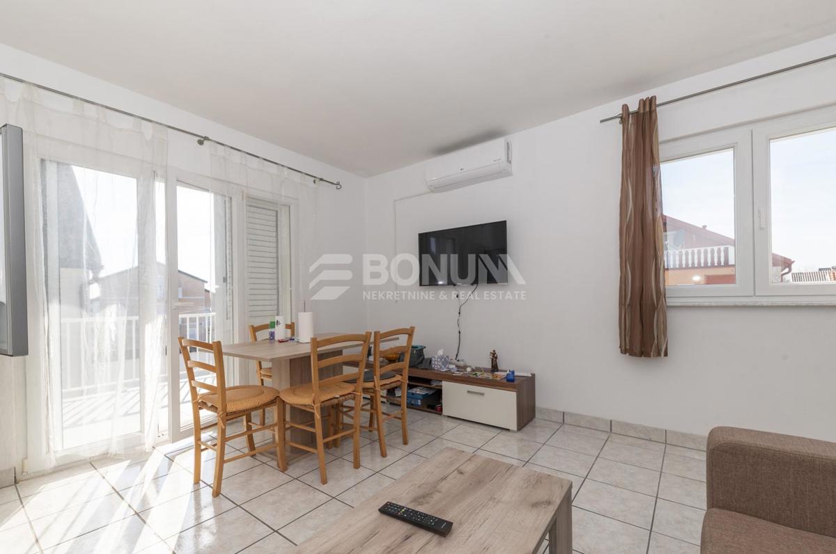 Privlaka – Samostojna hiša z bazenom in dvema stanovanjema na veliki parceli