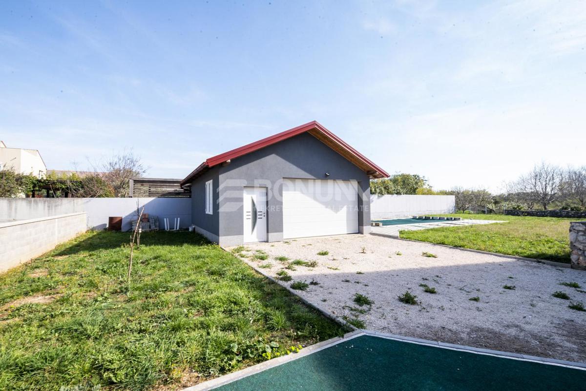 Privlaka – Samostojna hiša z bazenom in dvema stanovanjema na veliki parceli