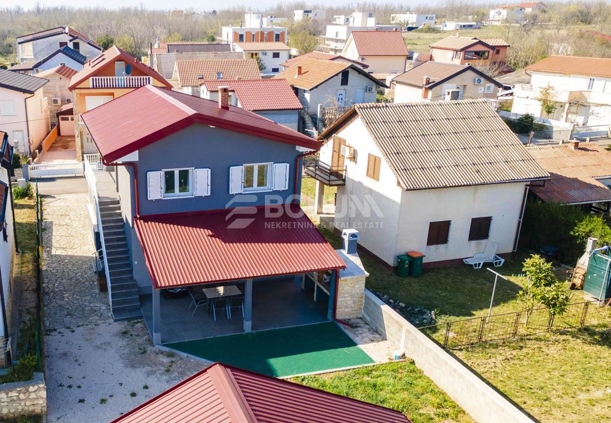 Privlaka – Samostojna hiša z bazenom in dvema stanovanjema na veliki parceli