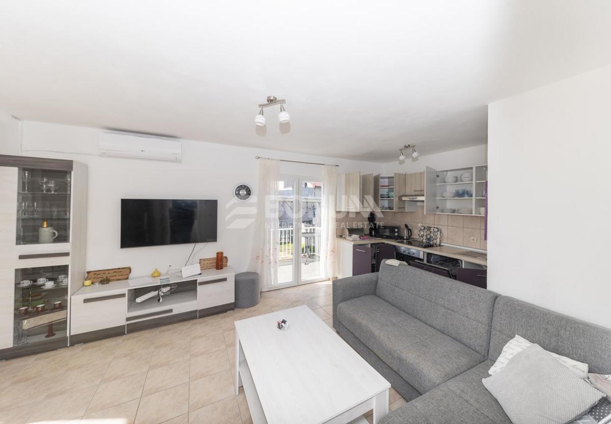 Privlaka – Samostojna hiša z bazenom in dvema stanovanjema na veliki parceli