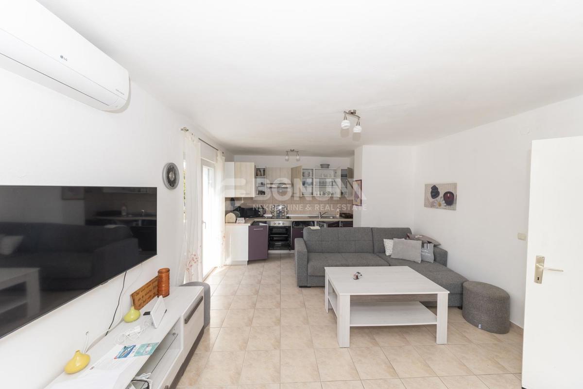 Privlaka – Samostojna hiša z bazenom in dvema stanovanjema na veliki parceli